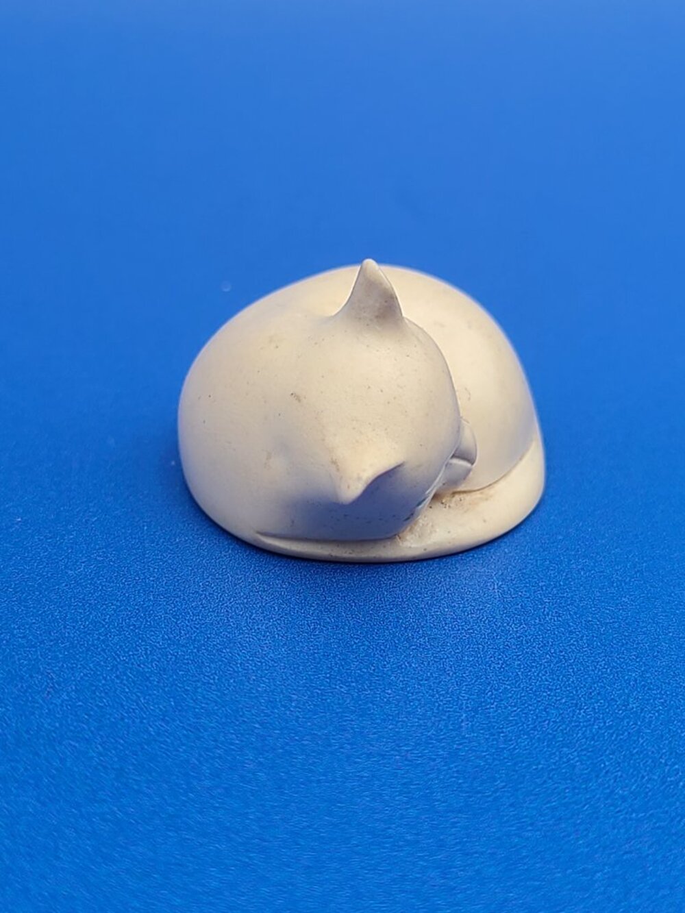 White Netsuke Style Miniature Sleeping Cat Unique 1.25" L .75" H - Picture 5 of 8
